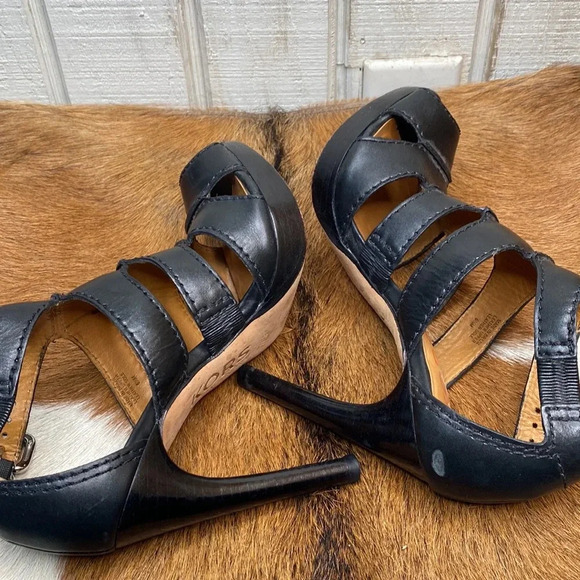 Women’s Michael kors heel shoes size 6.5 chexk them out thanks 🙏 - Picture 8 of 9